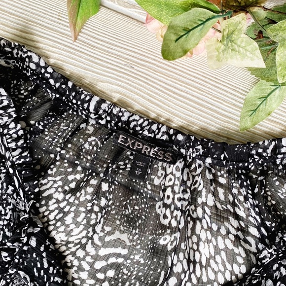 🔴 5/$45 SALE 🔴 EXPRESS | Floral Top - Picture 4 of 7